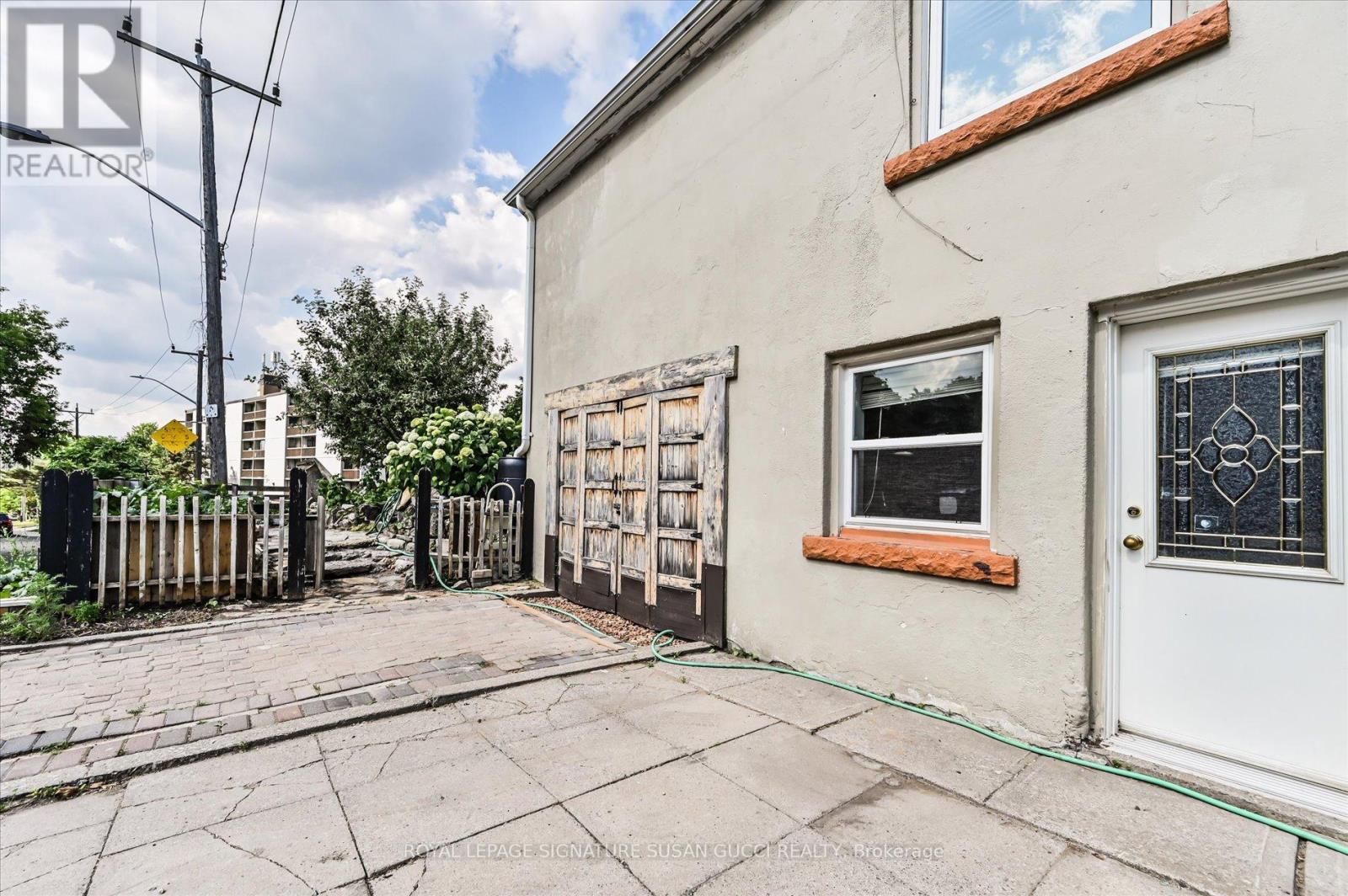 












982 COSBURN AVENUE

,
Toronto,




Ontario
M4C2X1

