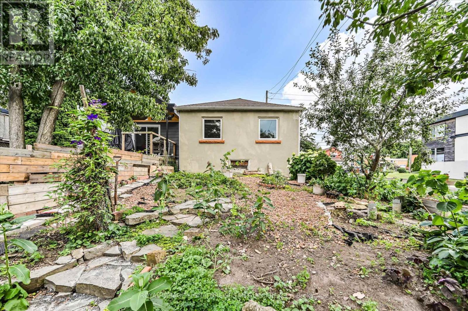 












982 COSBURN AVENUE

,
Toronto,




Ontario
M4C2X1

