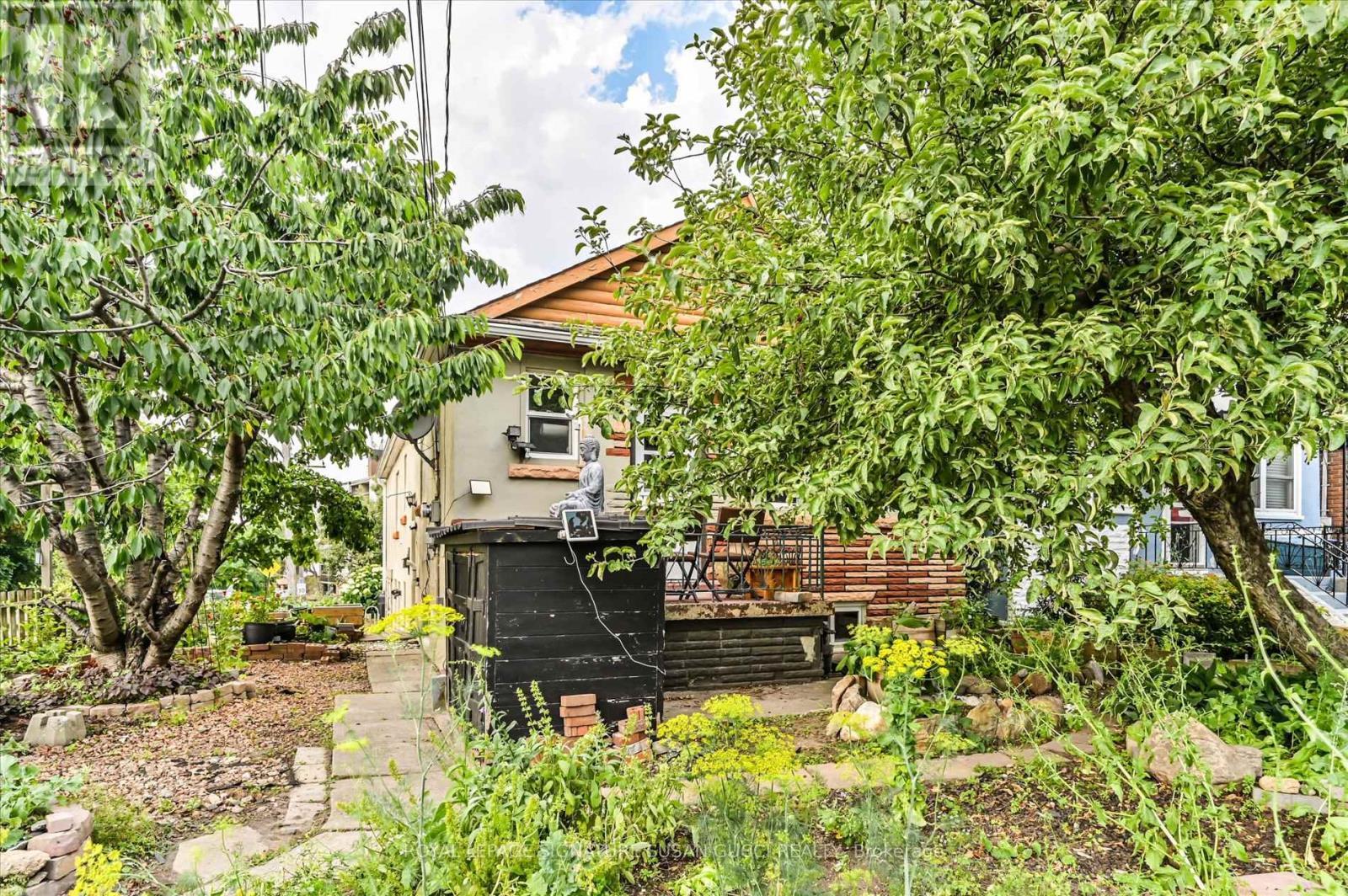 












982 COSBURN AVENUE

,
Toronto,




Ontario
M4C2X1

