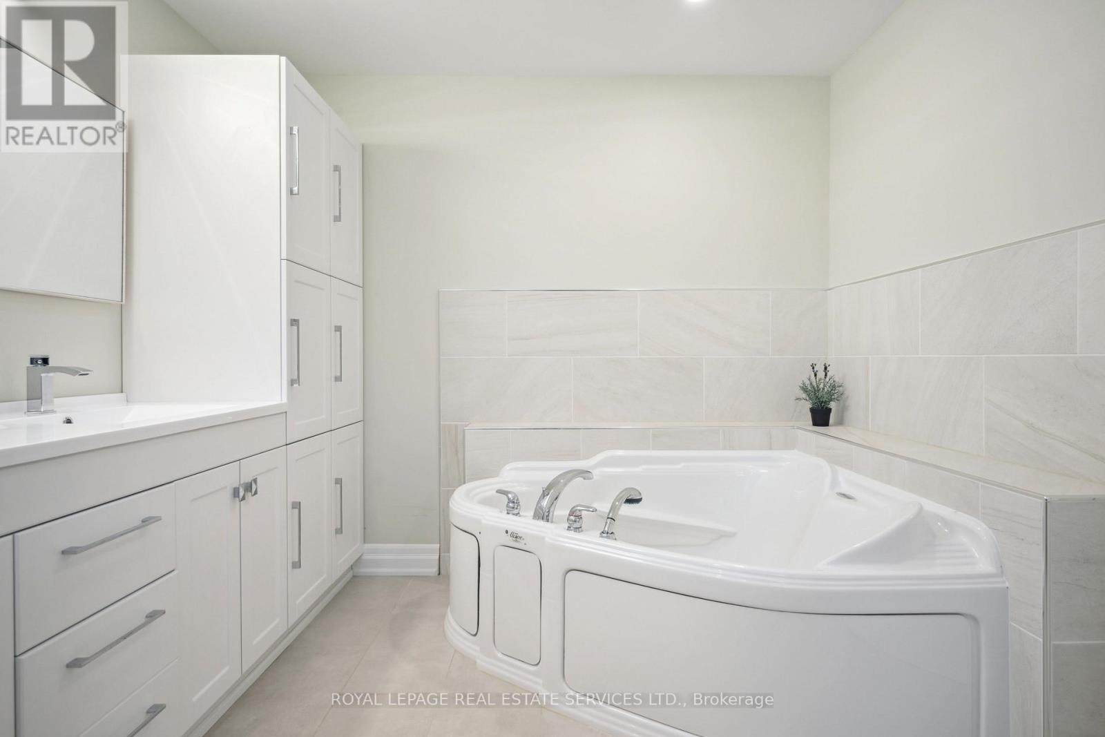 












1291 SADDLER CIRCLE

,
Oakville,




Ontario
L6M2X7

