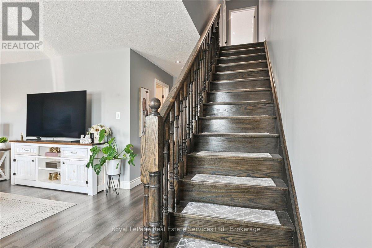 












50 MCKNIGHT AVENUE

,
Hamilton (Waterdown),




Ontario
L0R2M0

