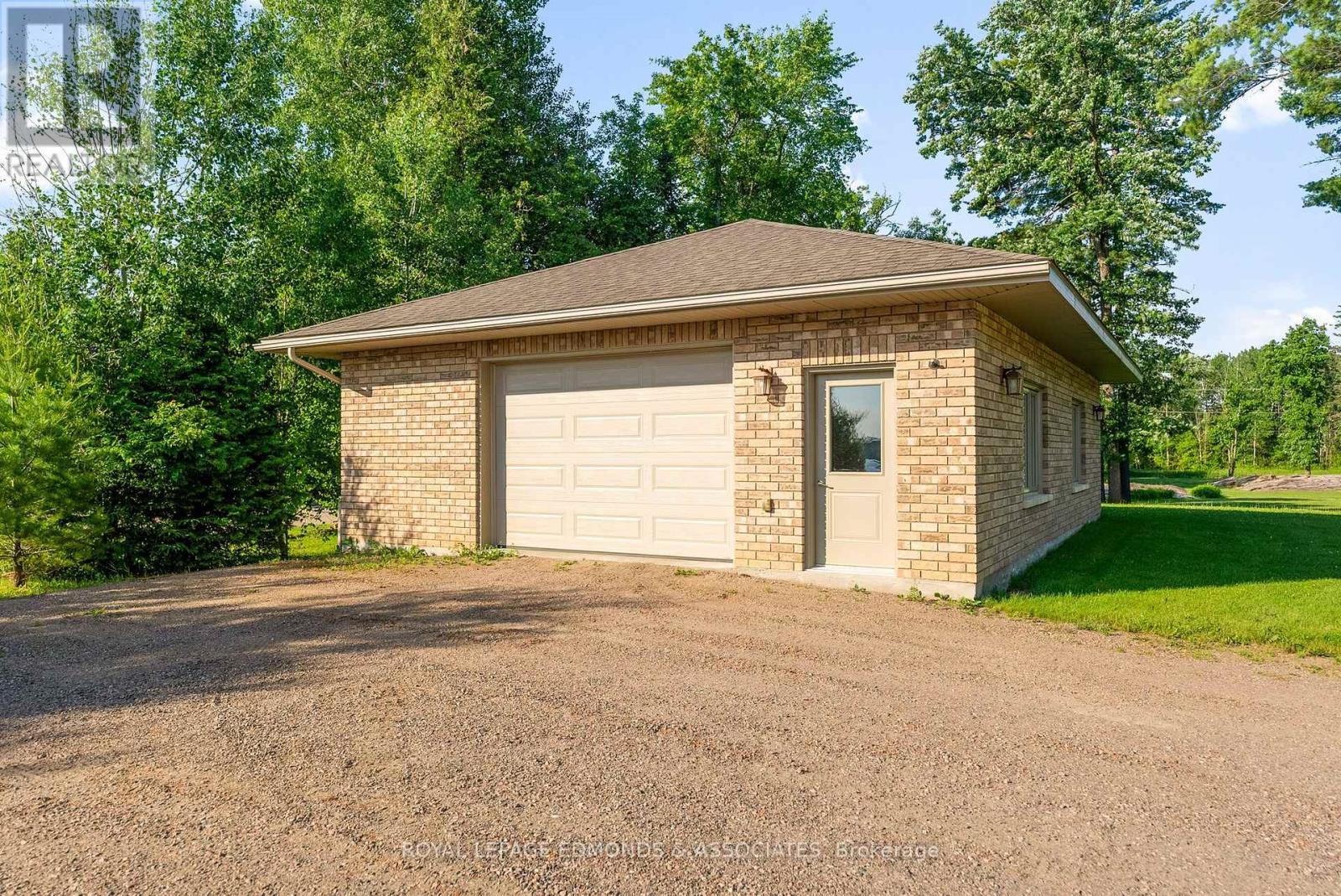 












393 HAZLEY BAY DRIVE

,
Laurentian Valley,




Ontario
K8A6W2

