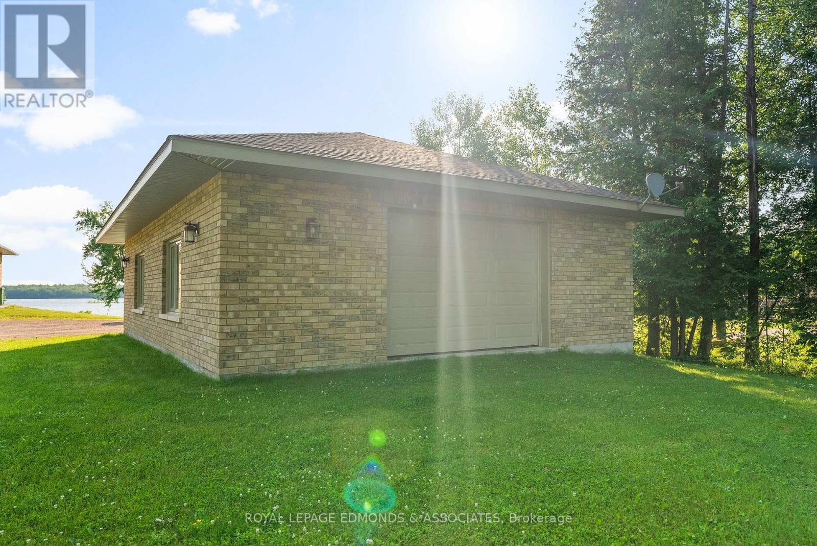 












393 HAZLEY BAY DRIVE

,
Laurentian Valley,




Ontario
K8A6W2

