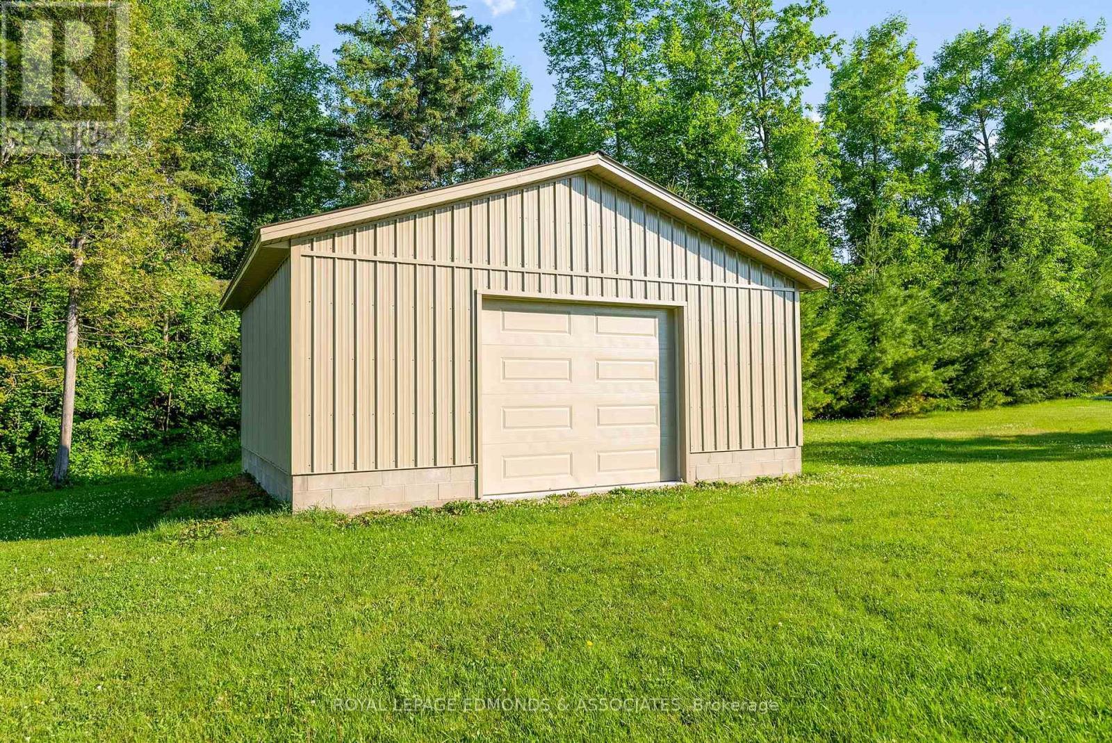 












393 HAZLEY BAY DRIVE

,
Laurentian Valley,




Ontario
K8A6W2

