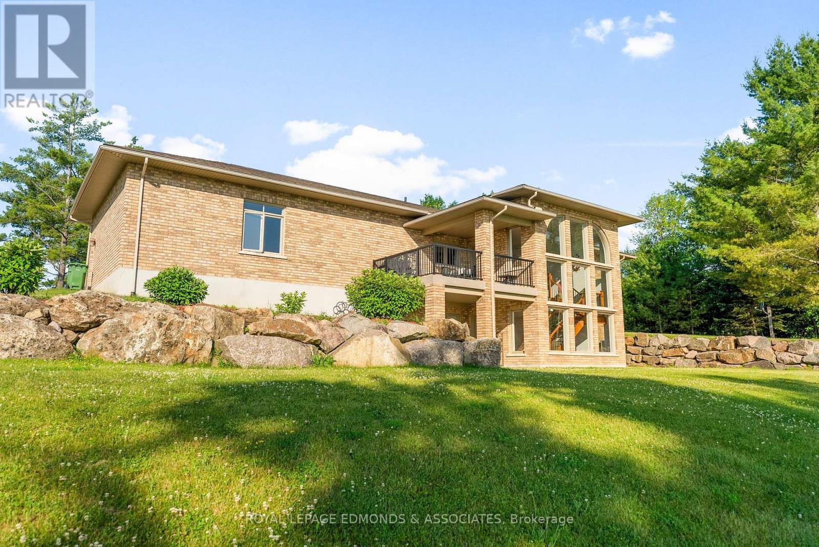 












393 HAZLEY BAY DRIVE

,
Laurentian Valley,




Ontario
K8A6W2


