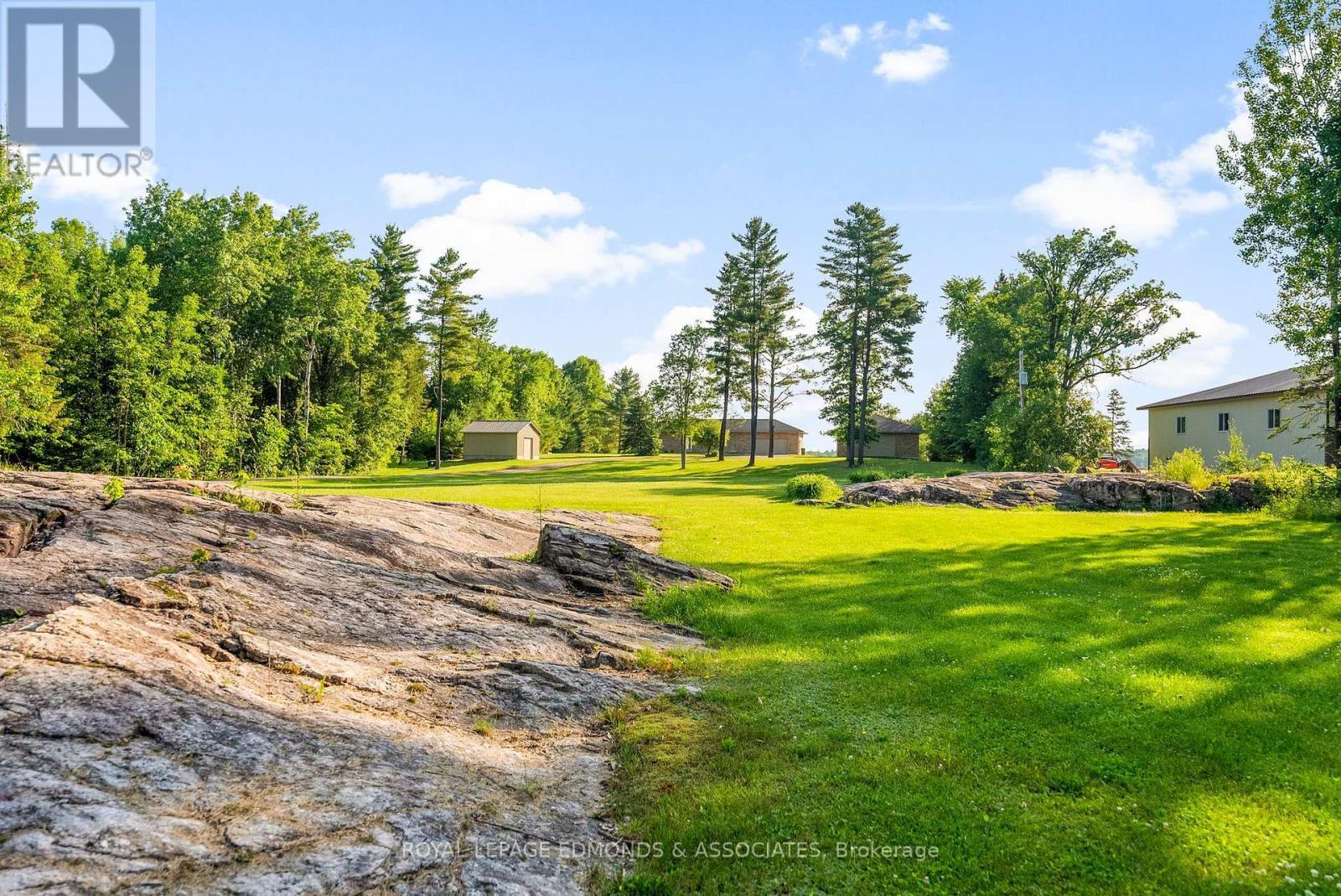 












393 HAZLEY BAY DRIVE

,
Laurentian Valley,




Ontario
K8A6W2

