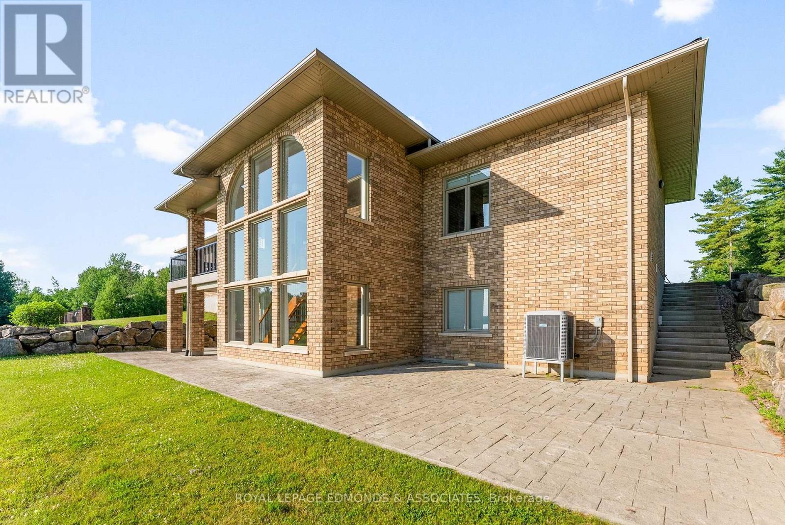 












393 HAZLEY BAY DRIVE

,
Laurentian Valley,




Ontario
K8A6W2

