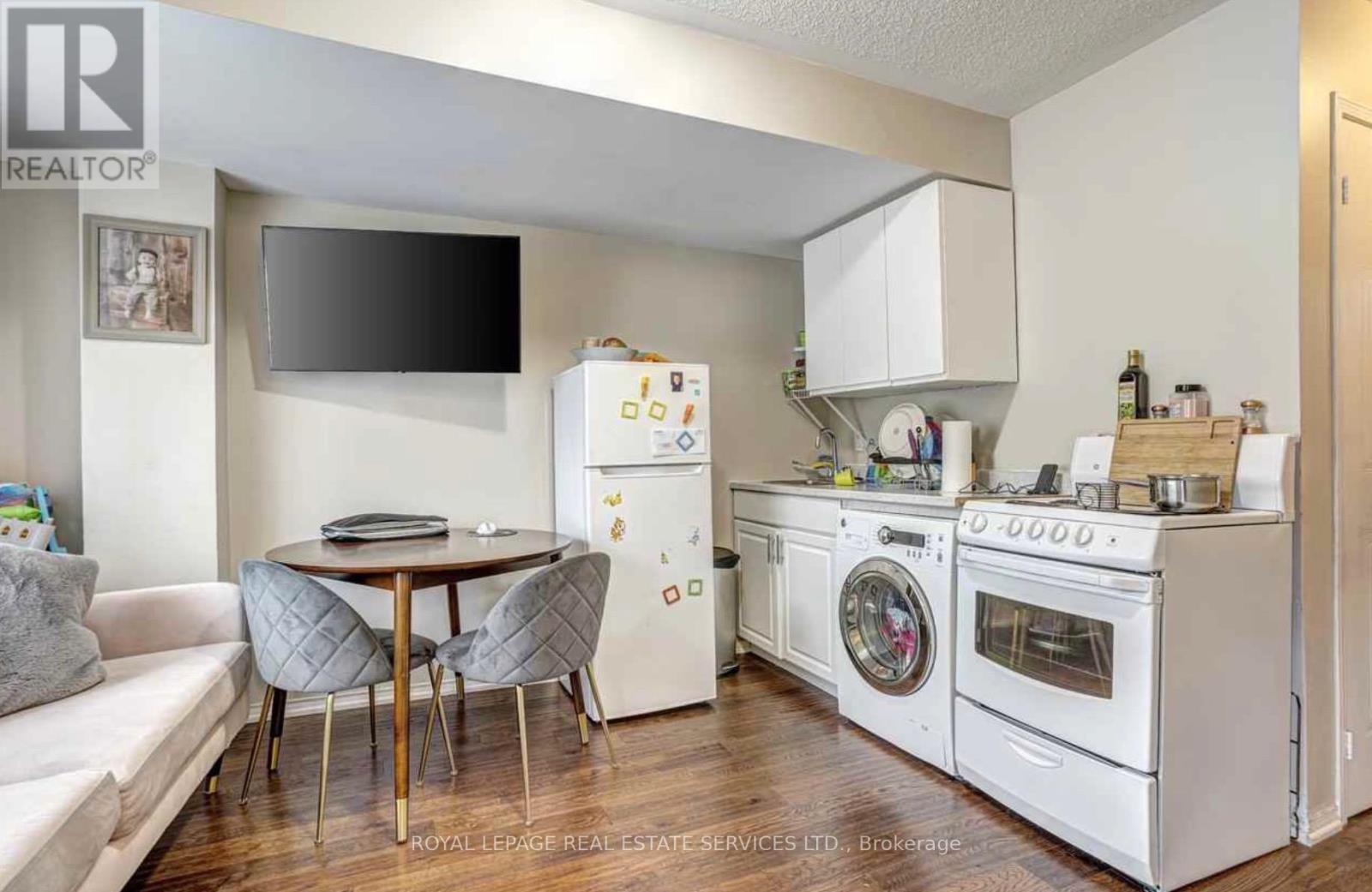 












2 - 93 WESTON ROAD

,
Toronto,




Ontario
M6N5H4

