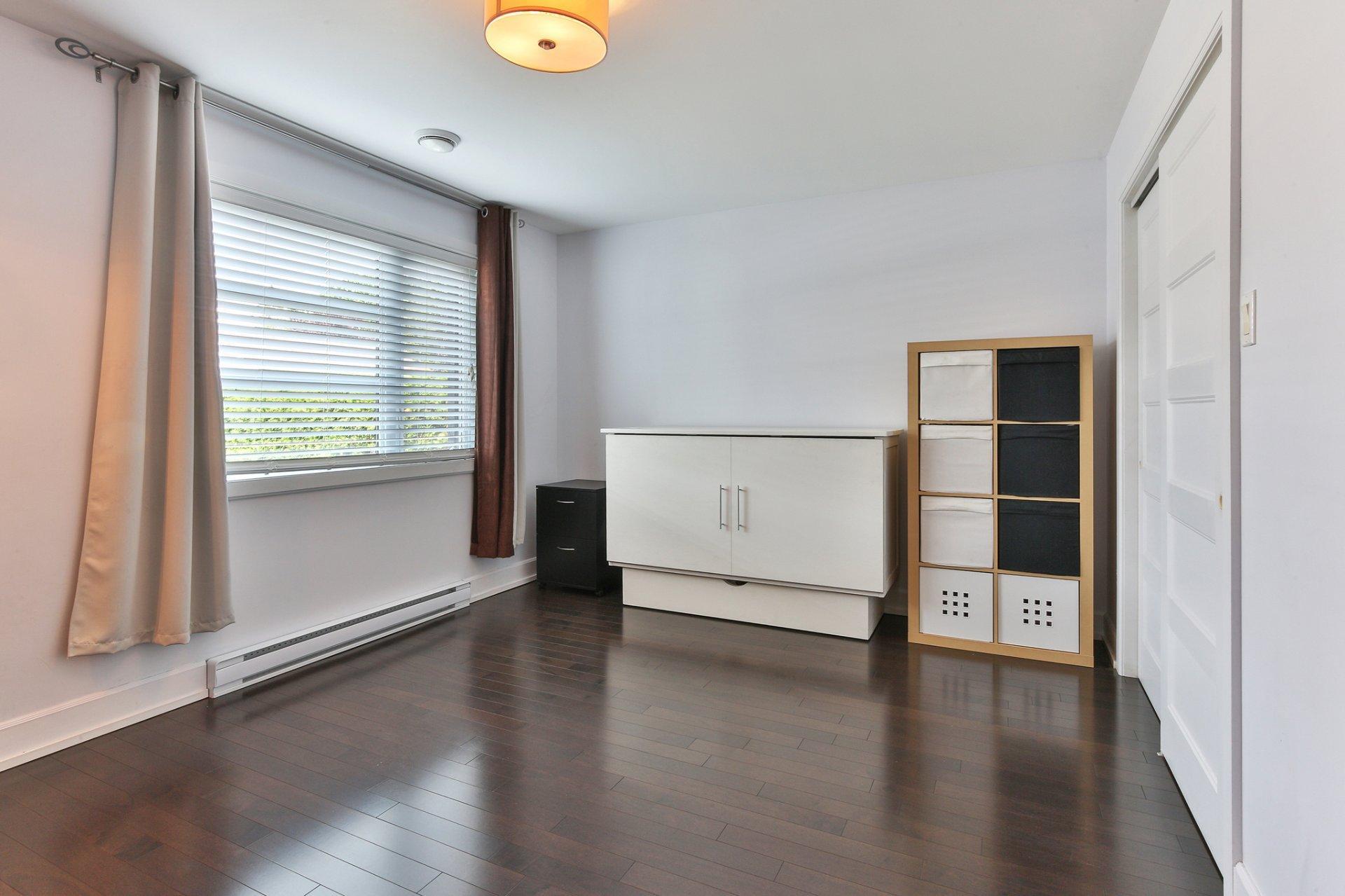 









814


Rue Champlain

,
Saint-Jean-sur-Richelieu,




QC
J3A1B9

