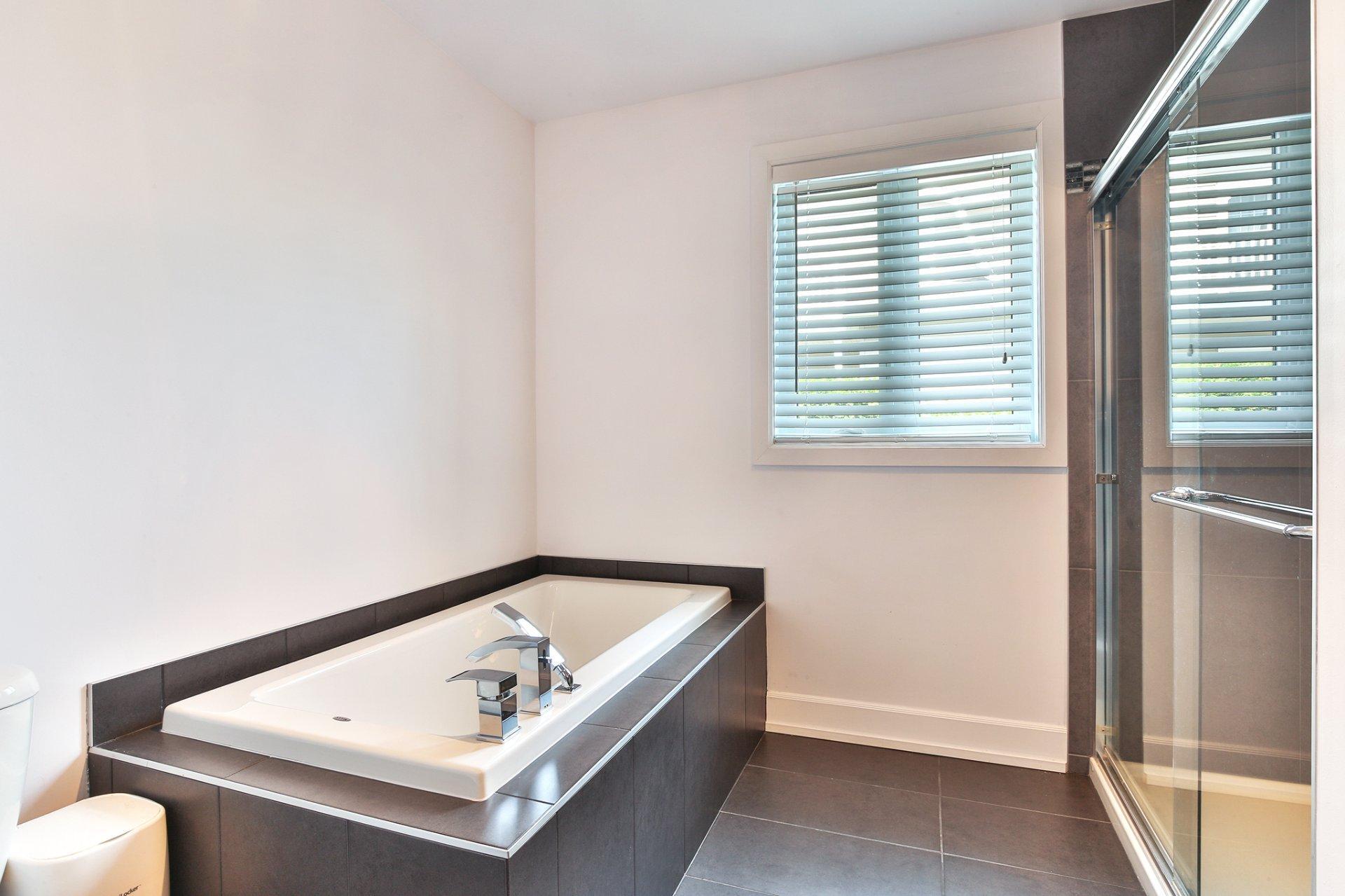 









814


Rue Champlain

,
Saint-Jean-sur-Richelieu,




QC
J3A1B9

