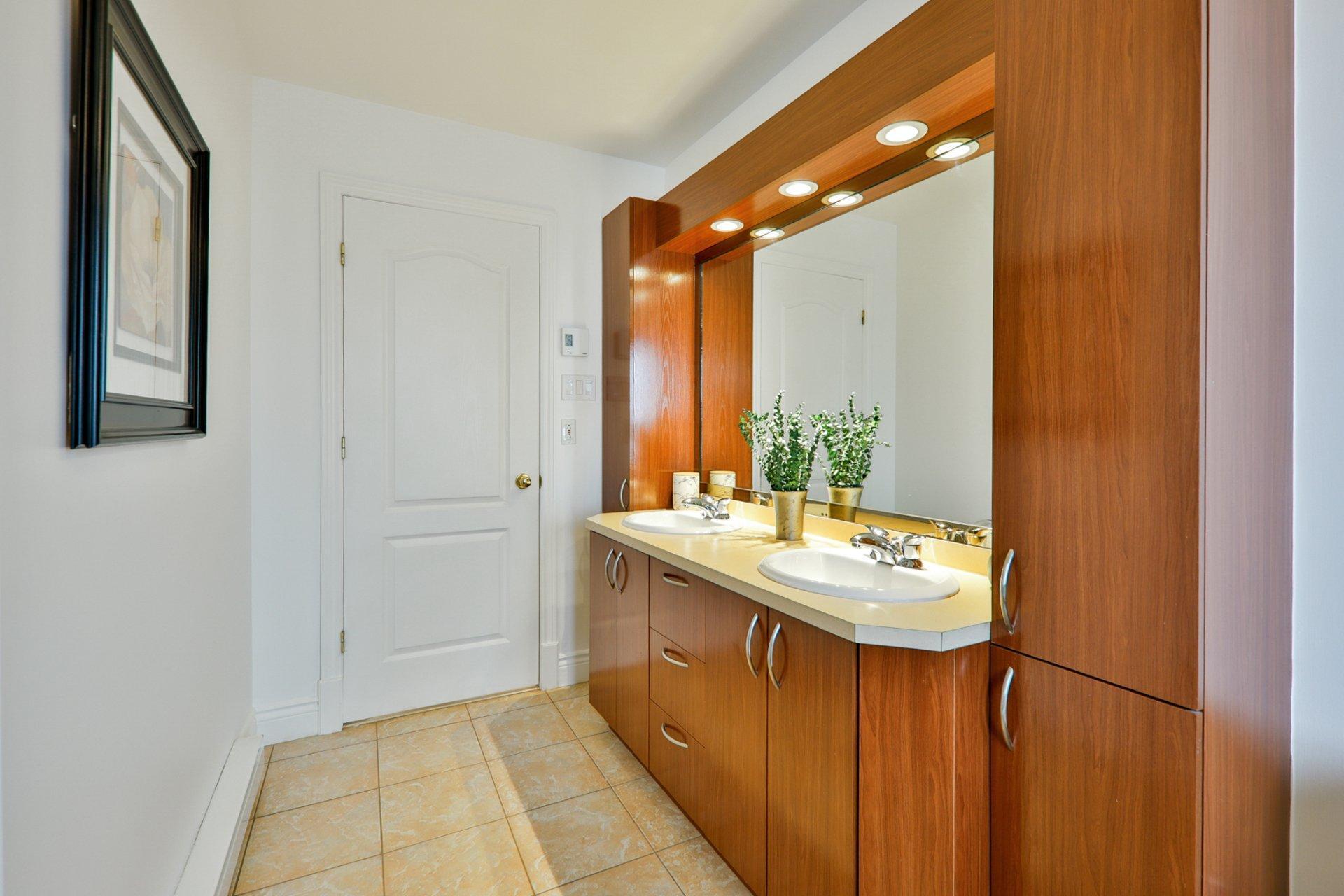 









3014


Rue du Versant

,
Sainte-Marthe-sur-le-Lac,




QC
J0N1P0

