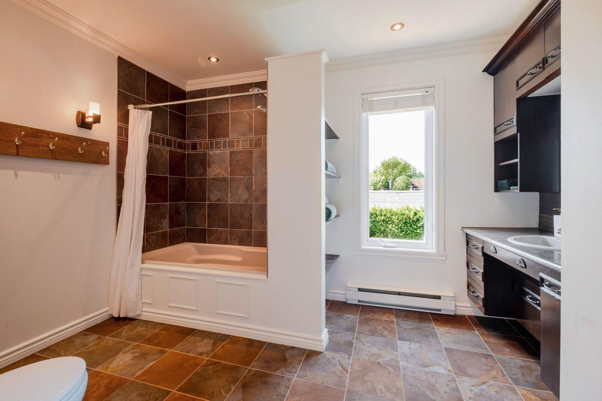









2216


Rue Prospect

,
Sherbrooke (Les Nations),




QC
J1L1A2

