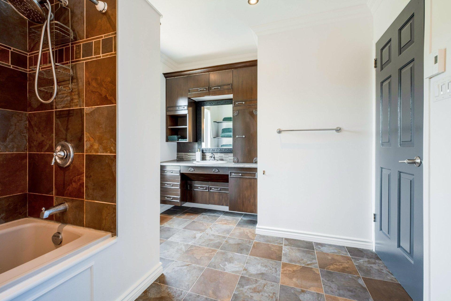 









2216


Rue Prospect

,
Sherbrooke (Les Nations),




QC
J1L1A2

