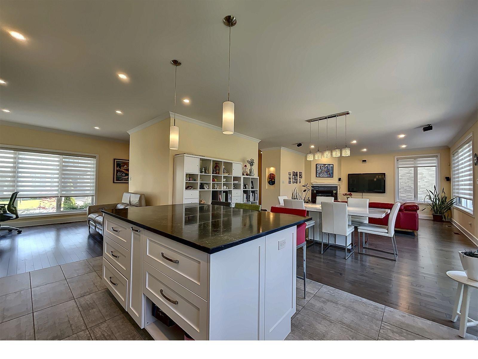 









3610


Rue de Louxor

,
Brossard,




QC
J4Y0P2

