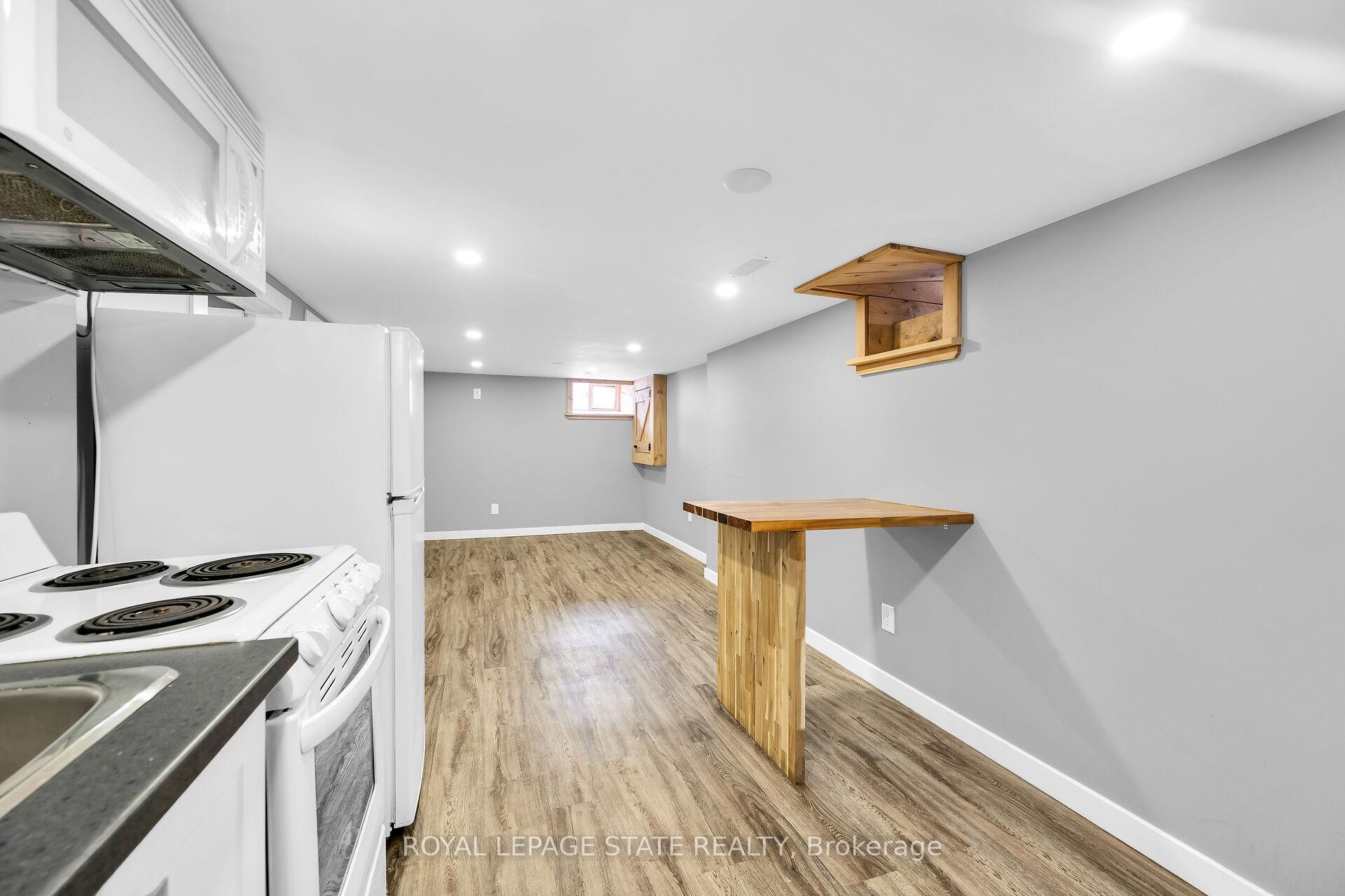









129


Dundurn

Street North,
Hamilton,




ON
L8R 3E7

