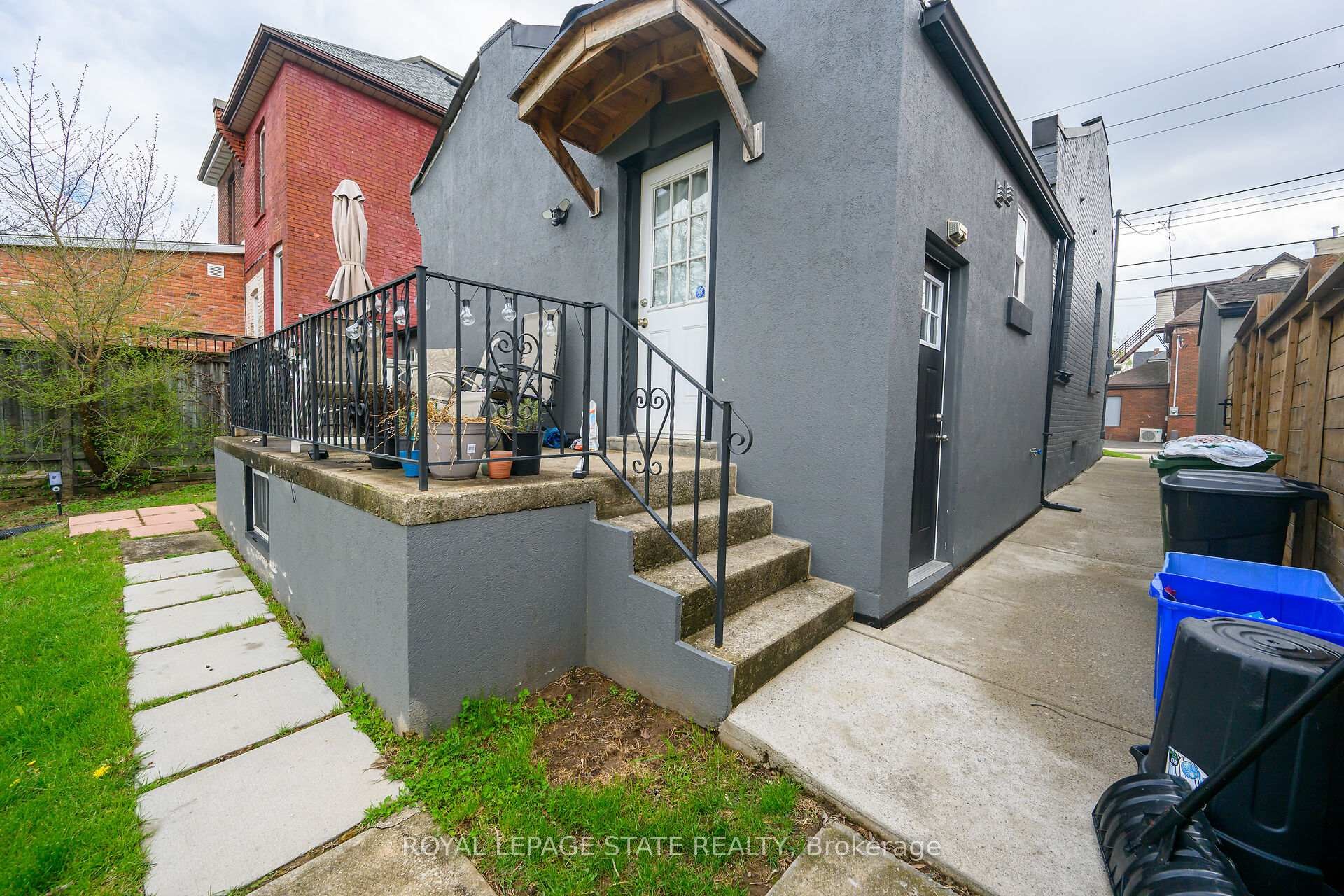 









129


Dundurn

Street North,
Hamilton,




ON
L8R 3E7


