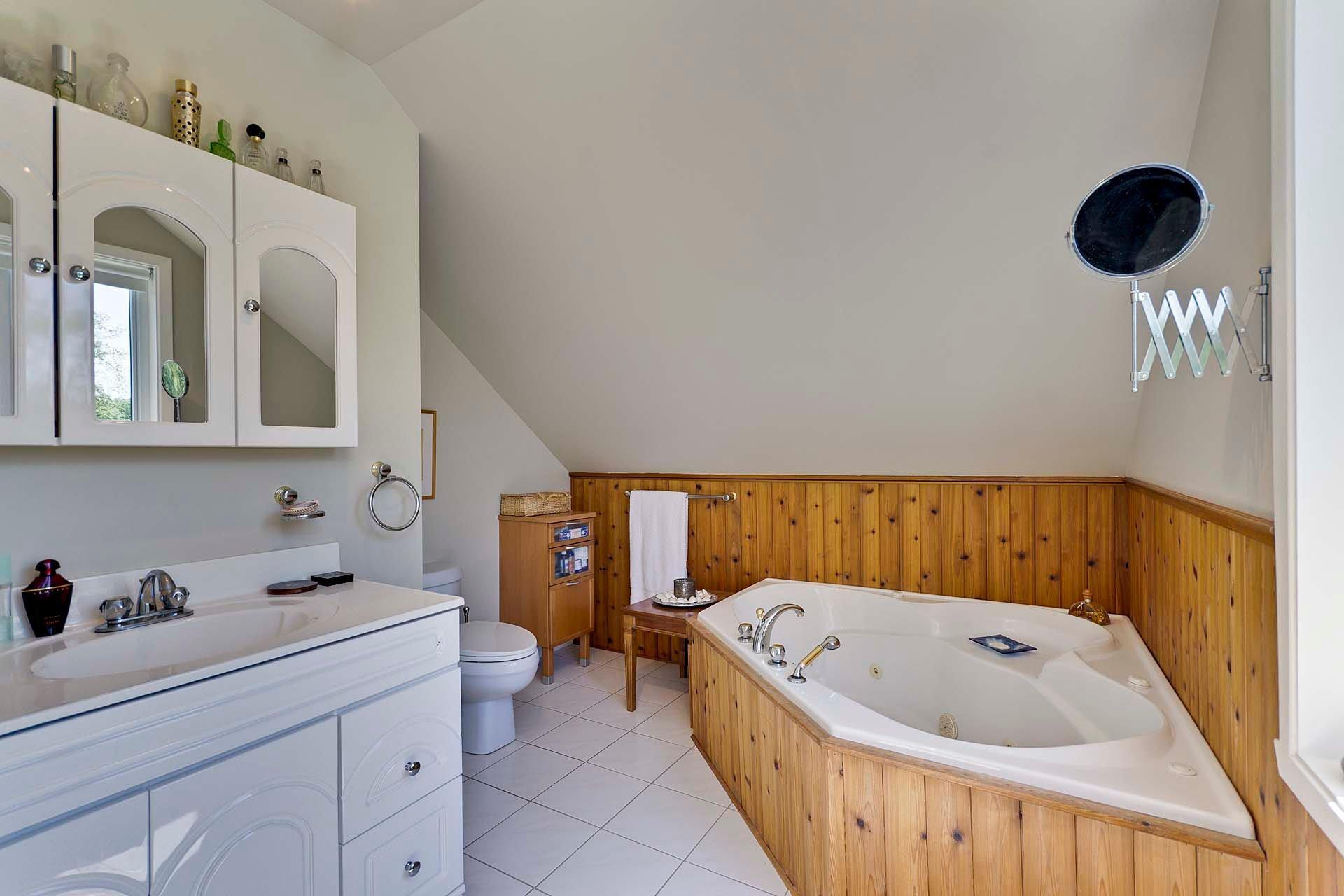 









23


Rue de Bromont

,
Sutton,




QC
J0E2K0

