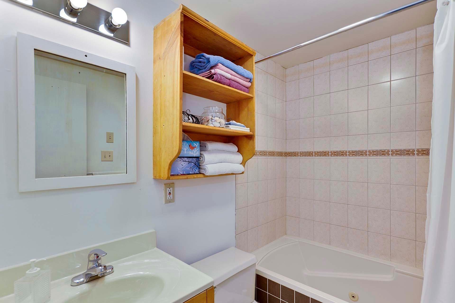 









23


Rue de Bromont

,
Sutton,




QC
J0E2K0

