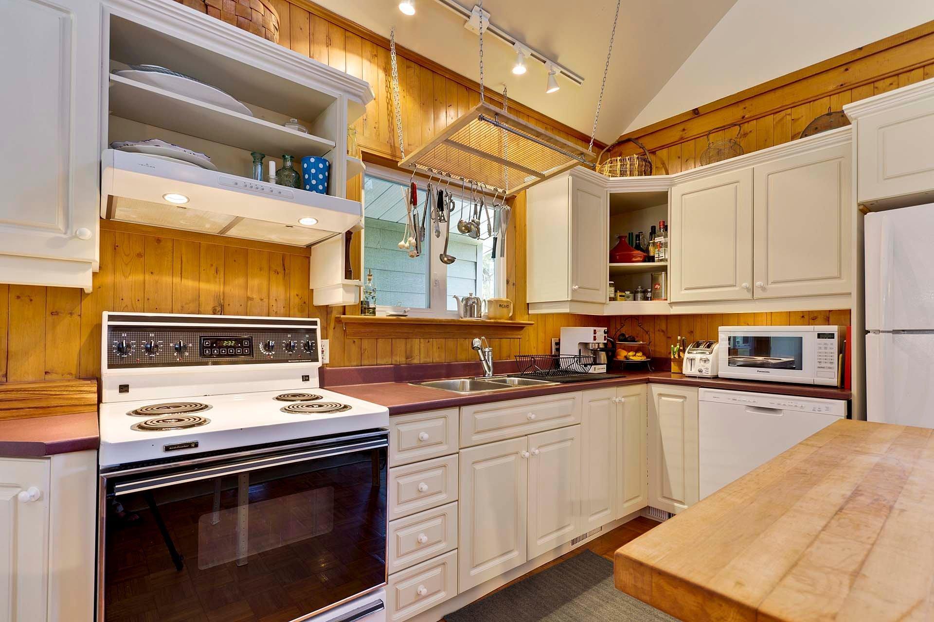 









23


Rue de Bromont

,
Sutton,




QC
J0E2K0

