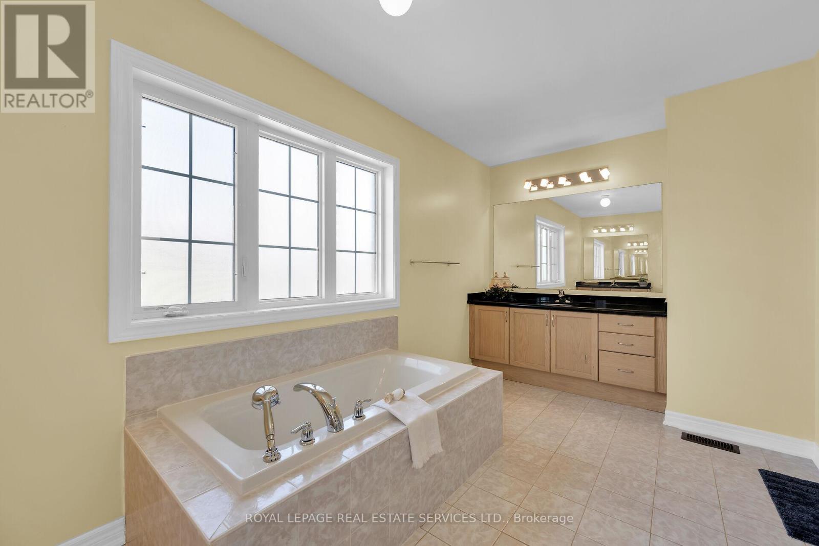 












123 ATTRIDGE CRESCENT

,
Hamilton,




Ontario
L0R2H7

