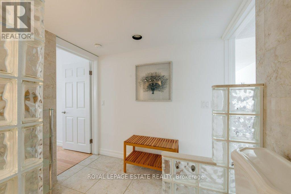 












1012 - 160 ALTON TOWERS CIRCLE

,
Toronto,




Ontario
M1V4X8

