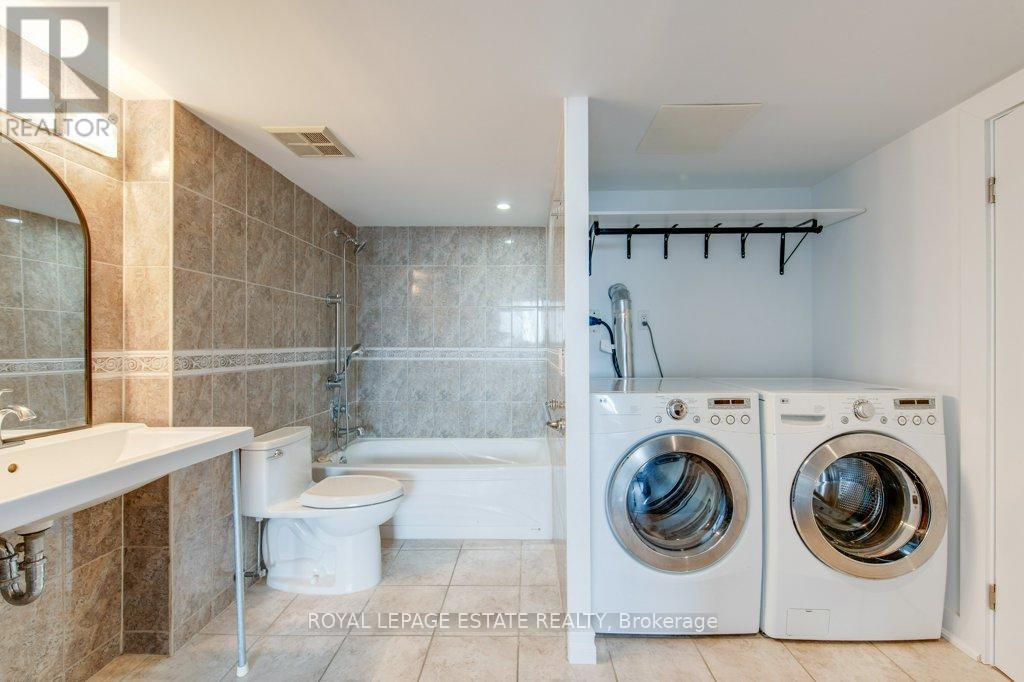 












1012 - 160 ALTON TOWERS CIRCLE

,
Toronto,




Ontario
M1V4X8

