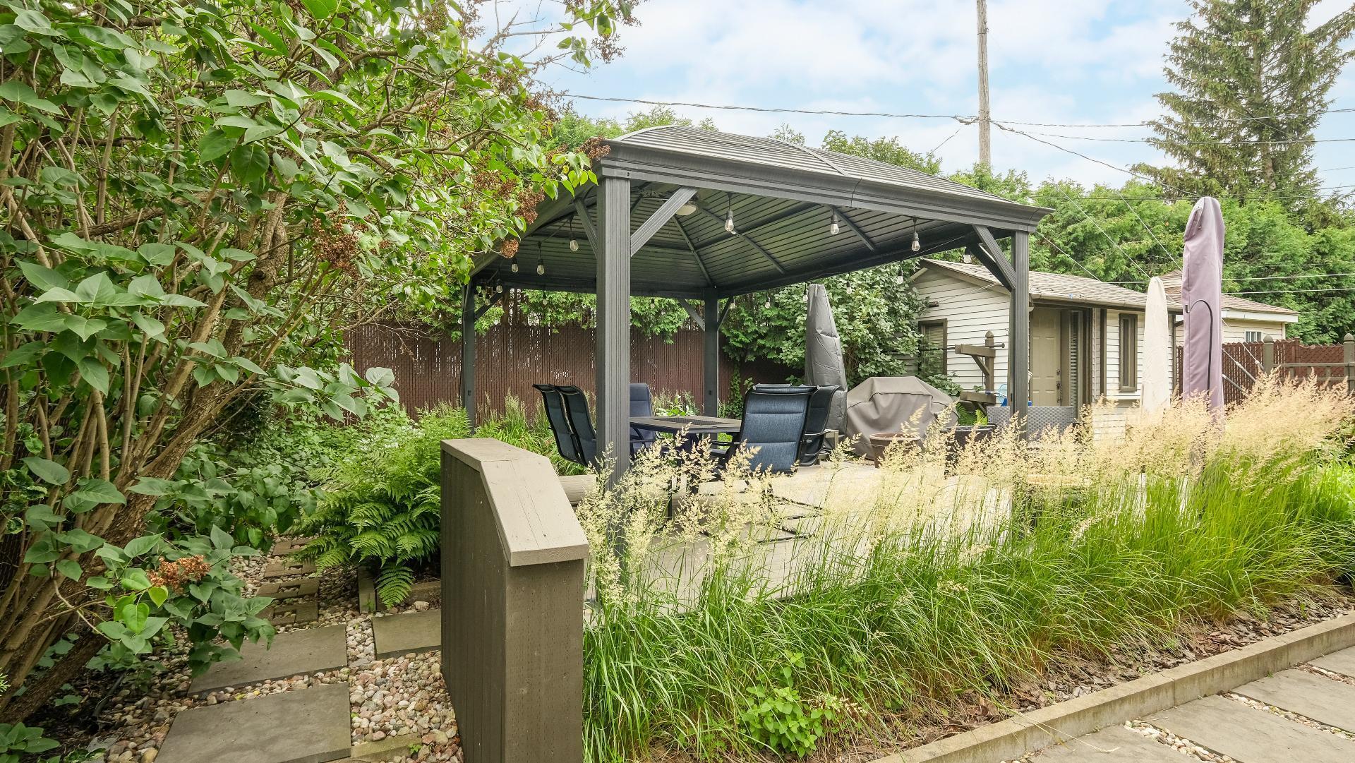 









385


Rue François-Le Ber

,
La Prairie,




QC
J5R5M1

