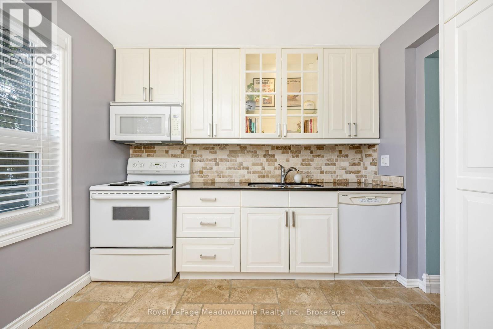 












633 WOODWARD AVENUE

,
Milton (DP Dorset Park),




Ontario
L9T3K4

