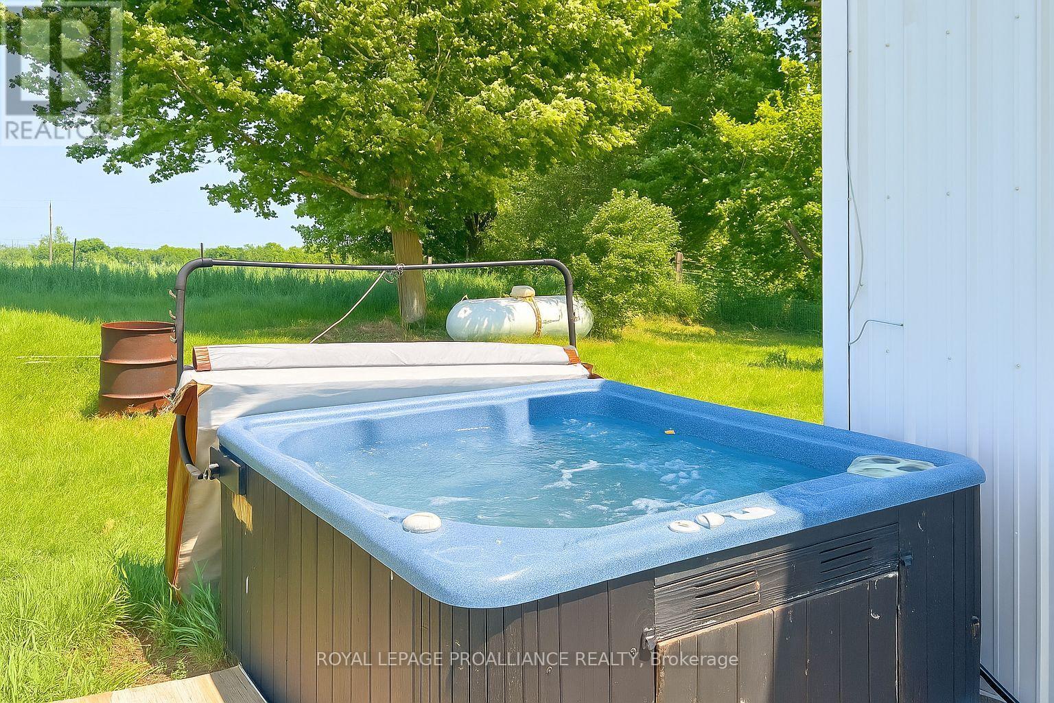 












182 BETHEL ROAD

,
Prince Edward County (Sophiasburg Ward),




Ontario
K0K2T0


