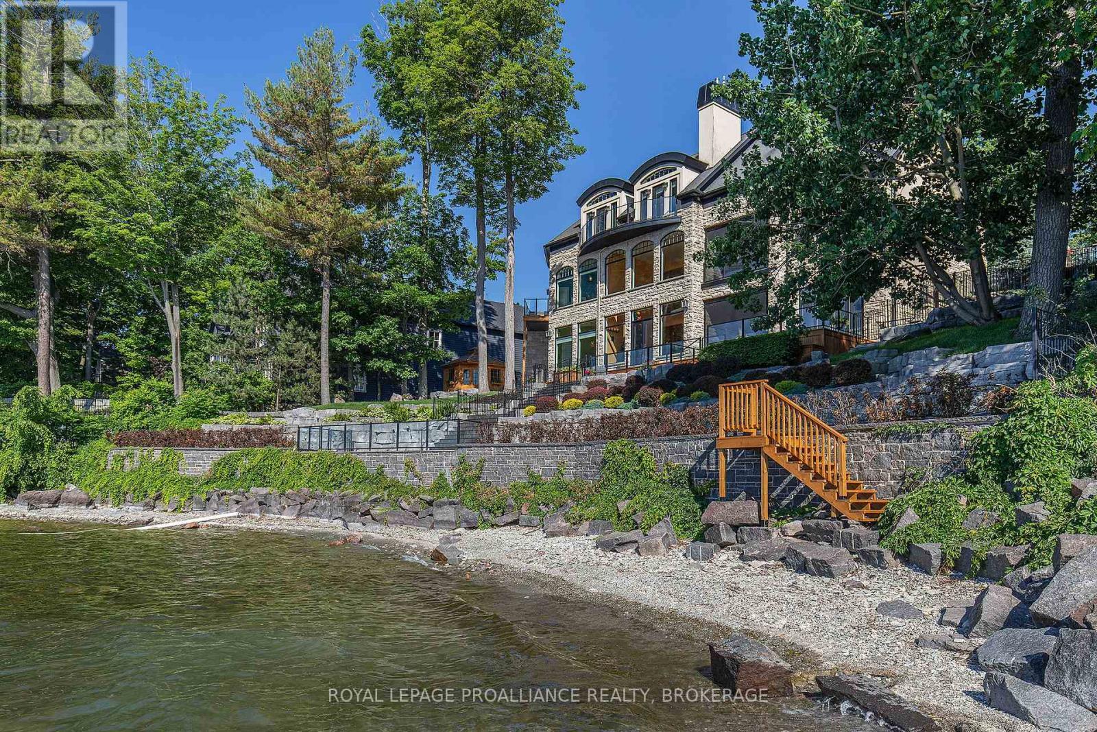 












1618 ST LAWRENCE AVENUE

,
Kingston (Kingston East (Incl CFB Kingston)),




Ontario
K7L4V1


