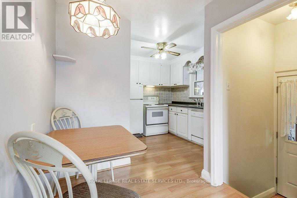 












206 MAURICE DRIVE

,
Oakville,




Ontario
L6K2W9

