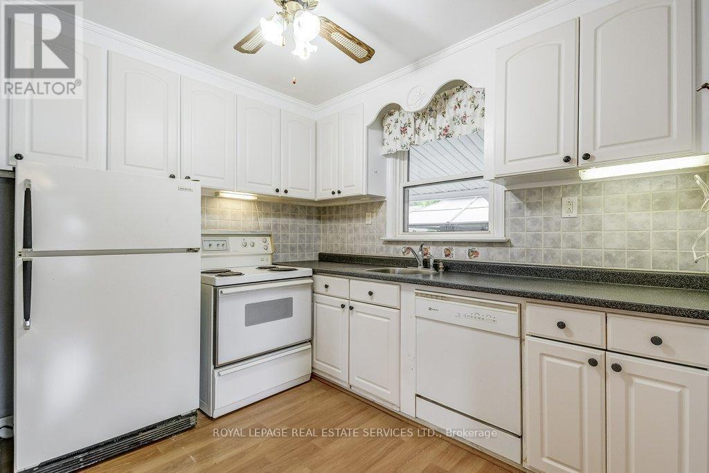 












206 MAURICE DRIVE

,
Oakville,




Ontario
L6K2W9

