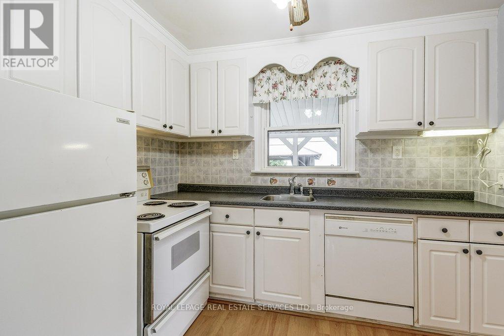 












206 MAURICE DRIVE

,
Oakville,




Ontario
L6K2W9

