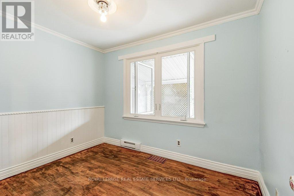 












206 MAURICE DRIVE

,
Oakville,




Ontario
L6K2W9

