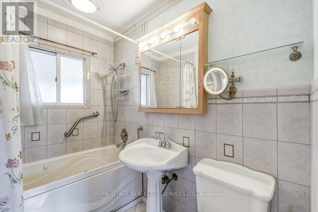












206 MAURICE DRIVE

,
Oakville,




Ontario
L6K2W9

