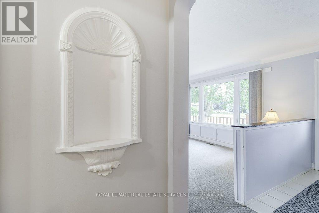












206 MAURICE DRIVE

,
Oakville,




Ontario
L6K2W9

