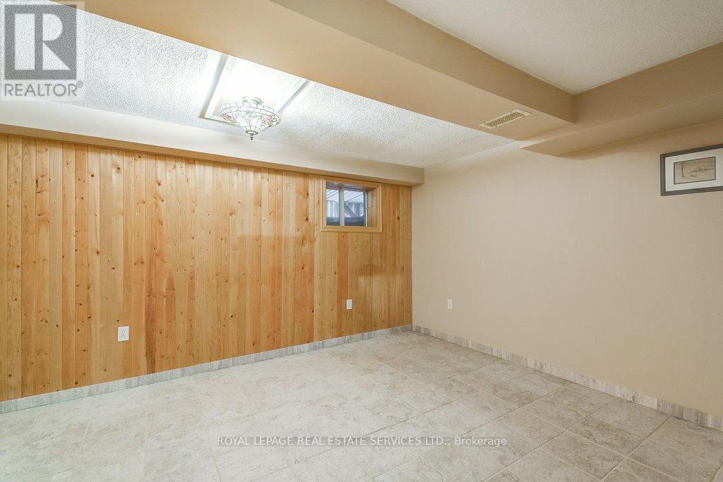 












206 MAURICE DRIVE

,
Oakville,




Ontario
L6K2W9

