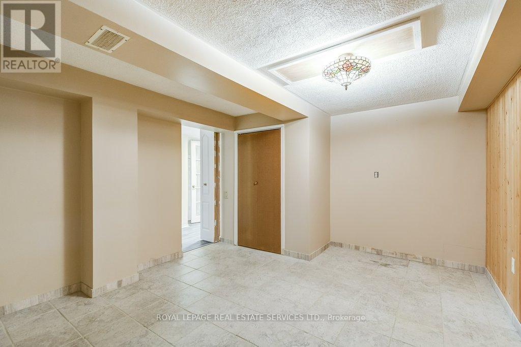 












206 MAURICE DRIVE

,
Oakville,




Ontario
L6K2W9

