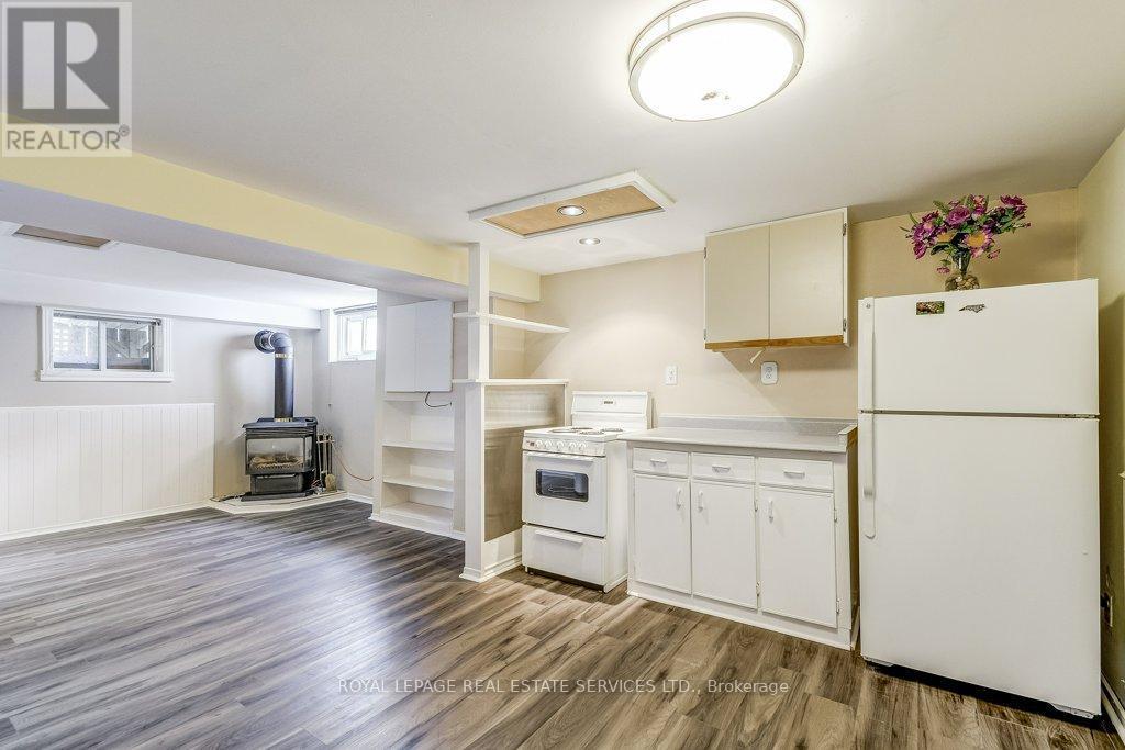 












206 MAURICE DRIVE

,
Oakville,




Ontario
L6K2W9

