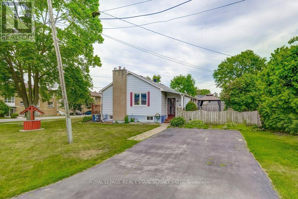 












206 MAURICE DRIVE

,
Oakville,




Ontario
L6K2W9

