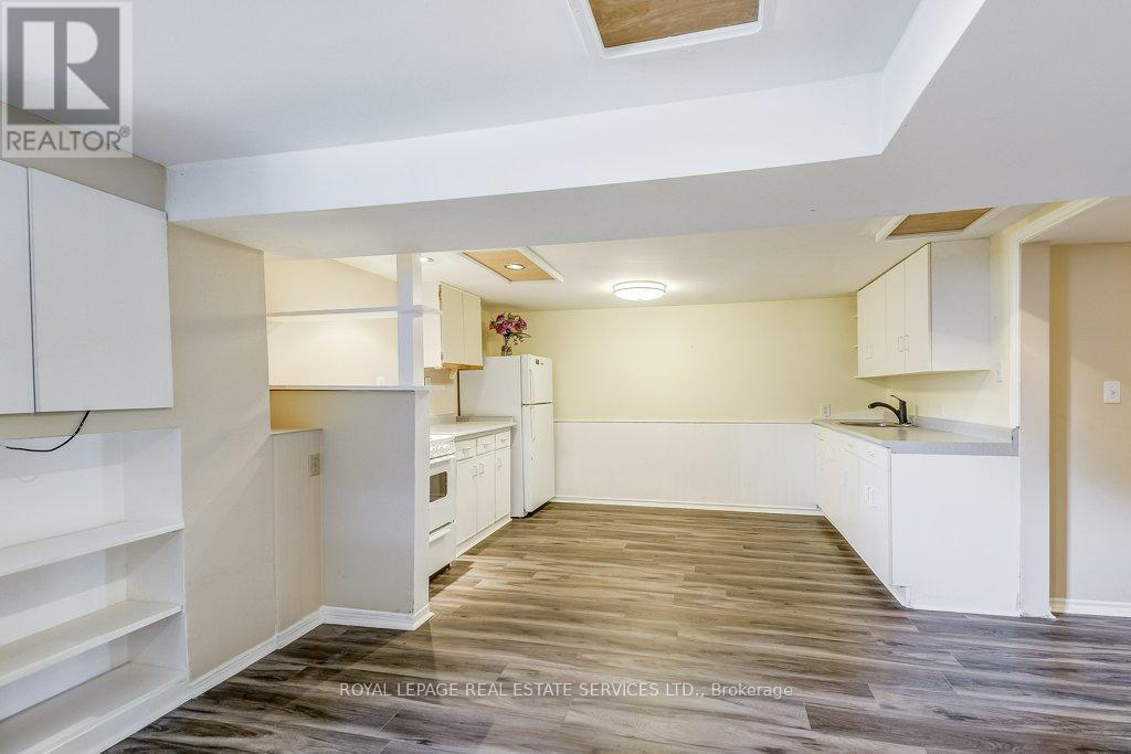 












206 MAURICE DRIVE

,
Oakville,




Ontario
L6K2W9

