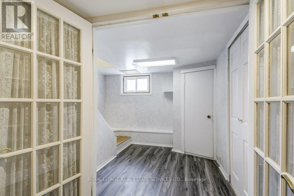 












206 MAURICE DRIVE

,
Oakville,




Ontario
L6K2W9

