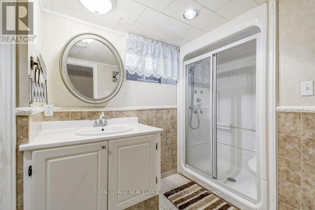 












206 MAURICE DRIVE

,
Oakville,




Ontario
L6K2W9

