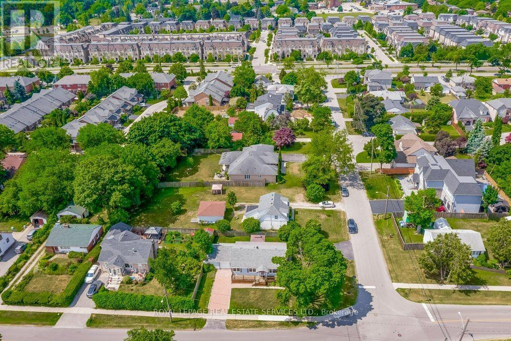 












206 MAURICE DRIVE

,
Oakville,




Ontario
L6K2W9

