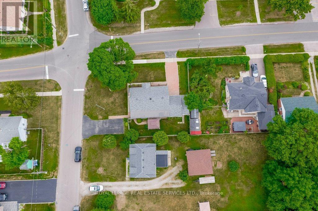 












206 MAURICE DRIVE

,
Oakville,




Ontario
L6K2W9


