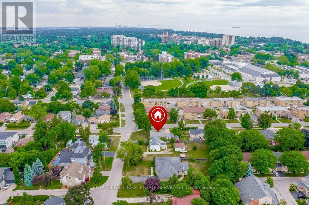 












206 MAURICE DRIVE

,
Oakville,




Ontario
L6K2W9


