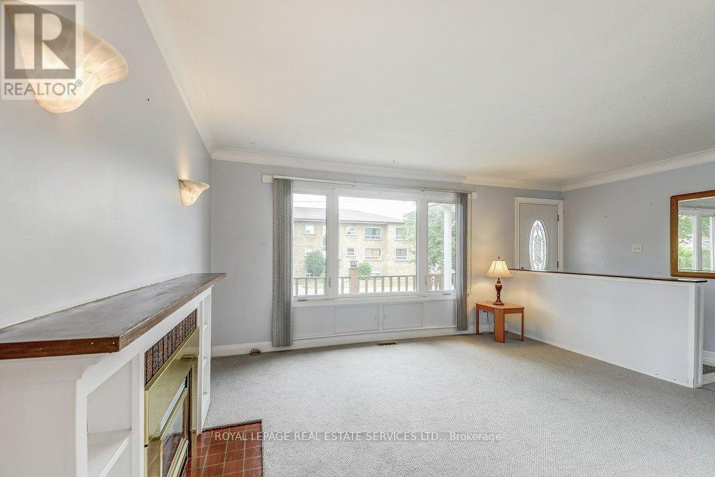 












206 MAURICE DRIVE

,
Oakville,




Ontario
L6K2W9

