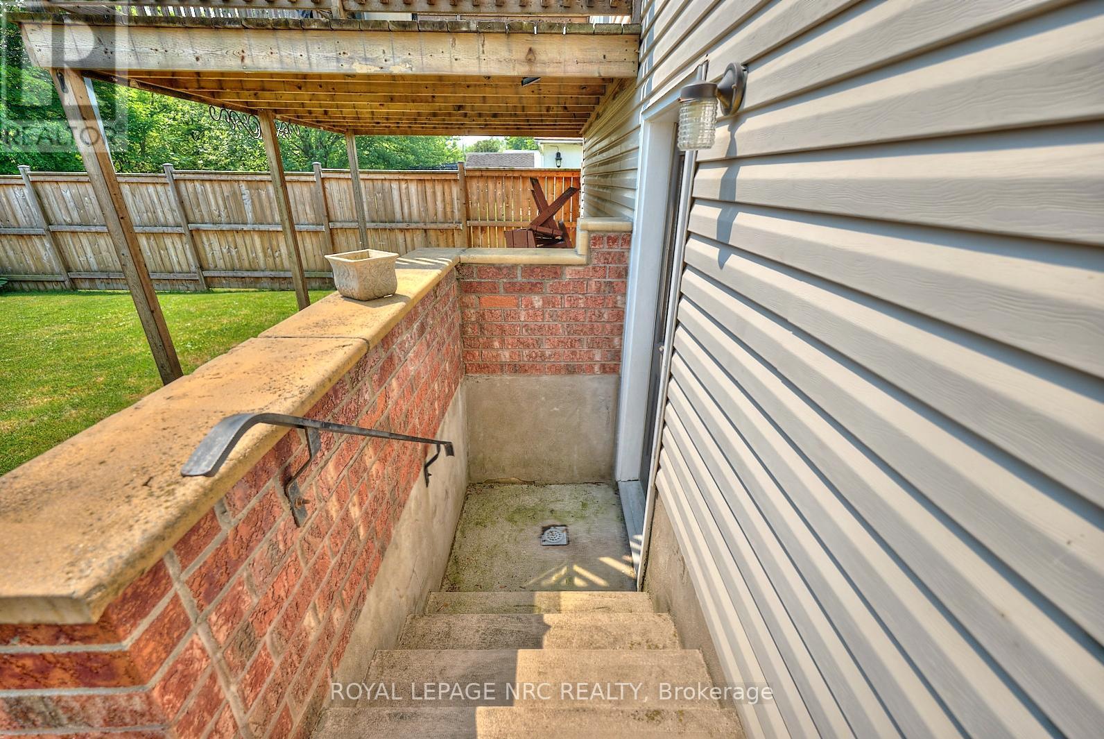 












32 WILTON AVENUE

,
Welland (Broadway),




Ontario
L3C1Z9

