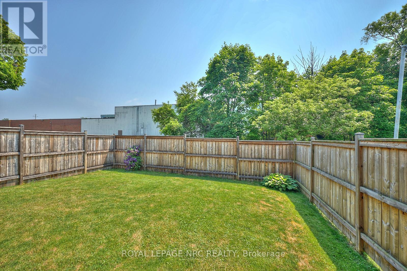 












32 WILTON AVENUE

,
Welland (Broadway),




Ontario
L3C1Z9

