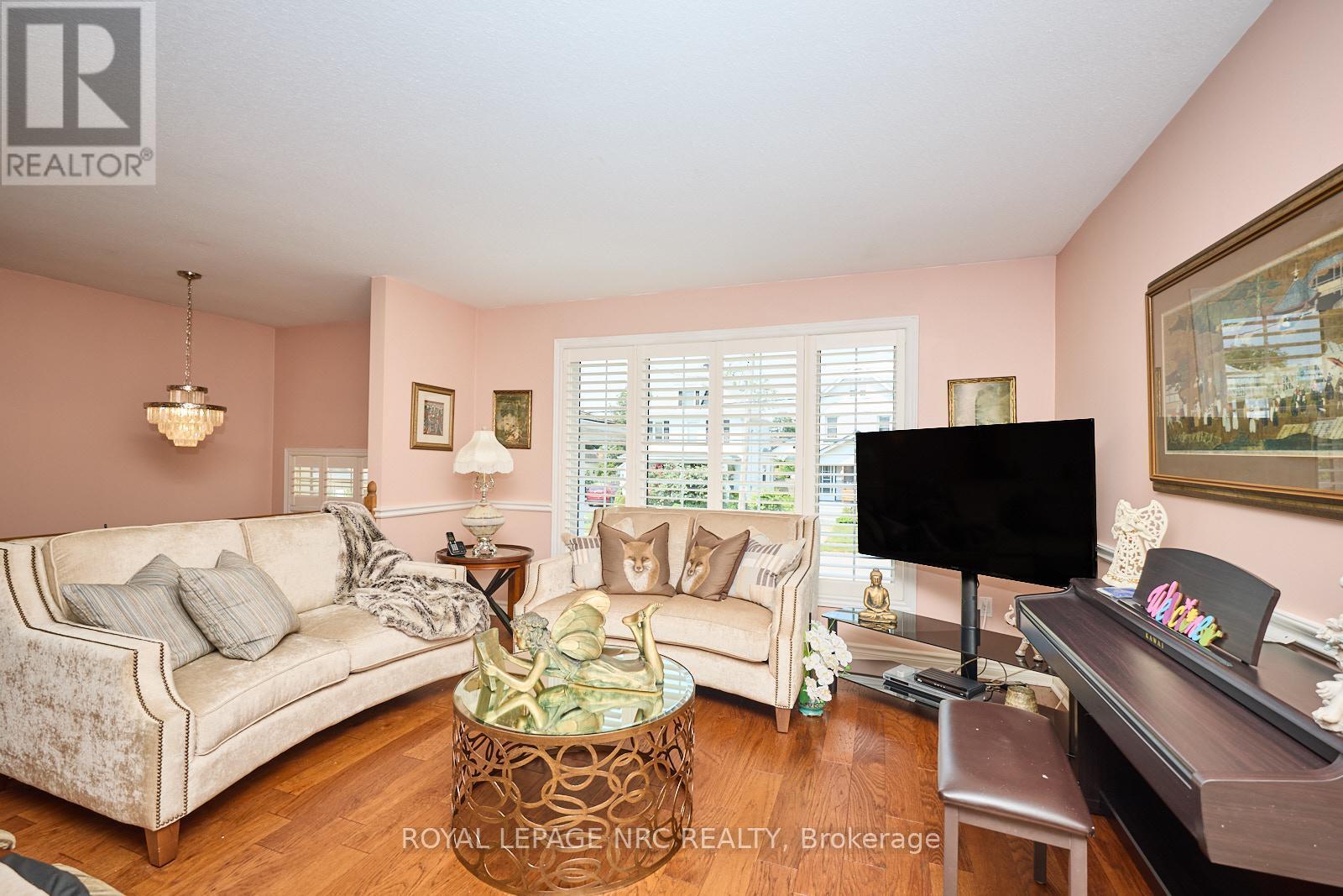 












32 WILTON AVENUE

,
Welland (Broadway),




Ontario
L3C1Z9

